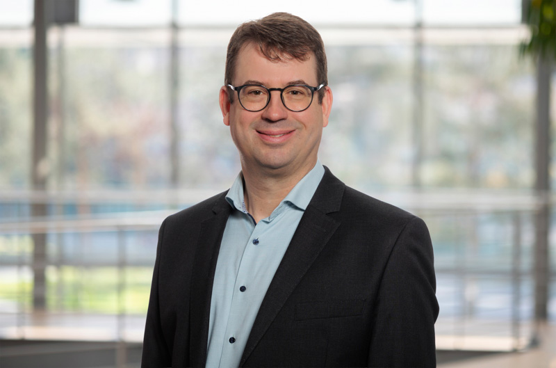 Dr. Roman Mennicken 