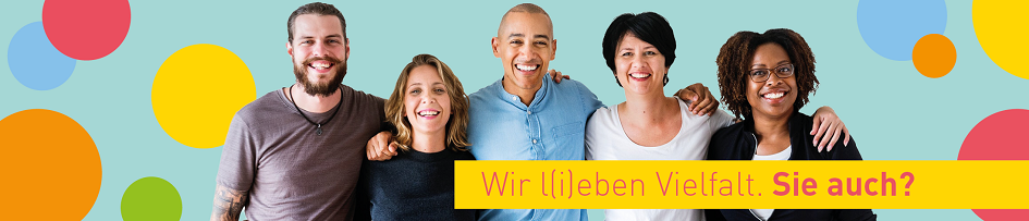 Fünf Menschen unterschiedlicher Herkunft Arm in Arm, die in die Kamera lächeln ,davor der Slogan "Wir l(i)eben Vielfalt"