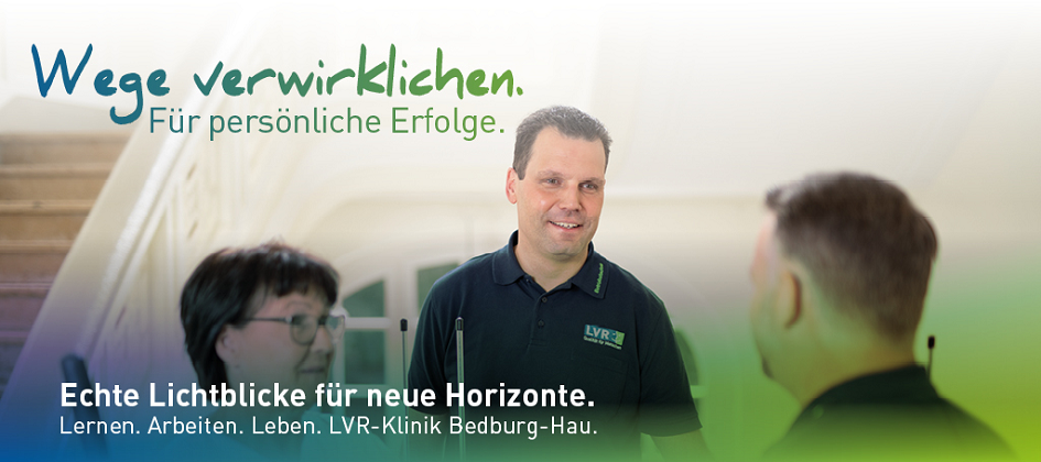 Drei Verwaltungsangestellte im Gespräch.