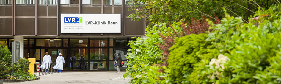 Frontalansicht des Haupteingangs der LVR-Klinik Bonn