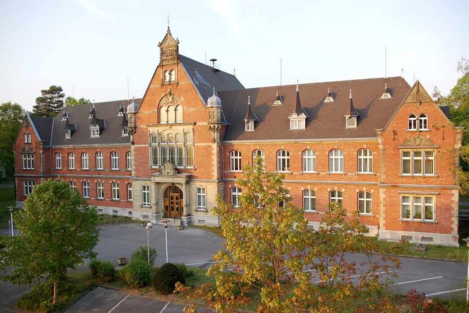 Außenansicht des Hauptgebäudes der LVR-Klinik Langenfeld.