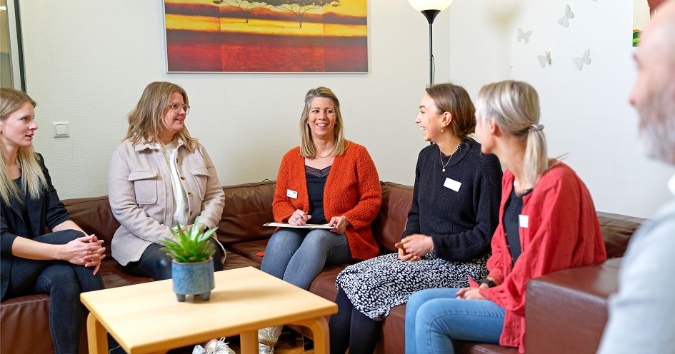 Das Pflegeteam in einer Besprechung.